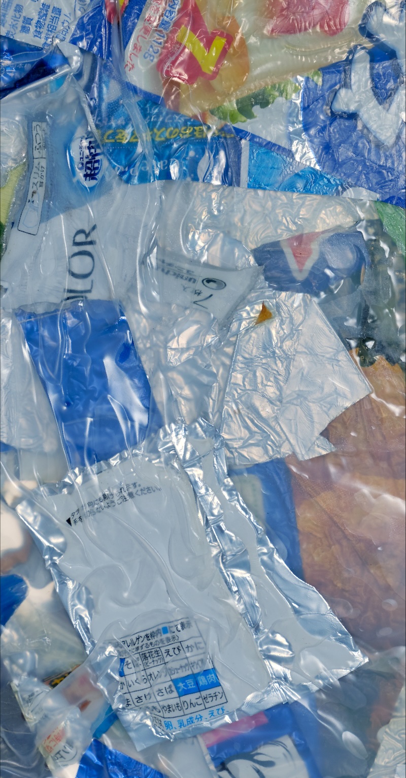 プラスチックでできたごみの作品